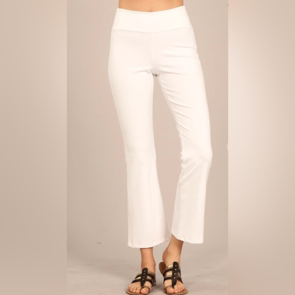 Cute cropped Claire leg pants.